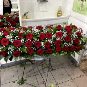 Dessus de cercueil de roses