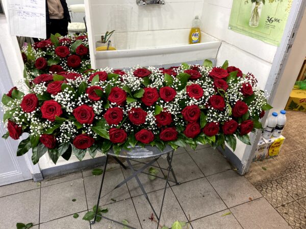 Dessus de cercueil de roses